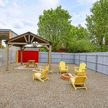 Route 66 Downtown Blonde Bungalow w/Fenced Big Yard, AC, W/D, 2 Smart TVs, Wi-Fi