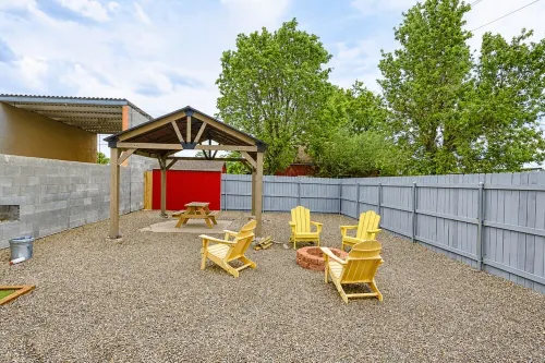 Downtown Blonde Bungalow w/Fully Fenced BIG YARD, AC, W/D, 2 Samsung Smart TVs - Homestays