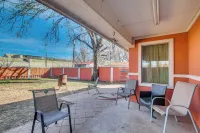 4 Mi to Bricktown Excitement! Group Escape w/ Yard - Homestay