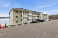Peaceful, Newly Built Lakefront Condo, w/ PWC Slip, Screened Balcony, 2 Pools & Elevator - Homestay
