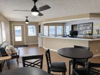 Super 8 by Wyndham Blackwell - parking