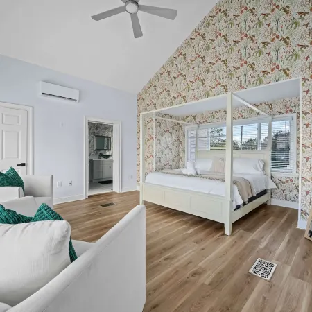 Luxe Lakefront w Pool Pickleball Private Dock Hotels in Sebring