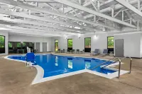 Spark by Hilton Lexington Hamburg - Pools