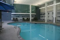 Delta Hotels Edmonton South Conference Centre - مسبح