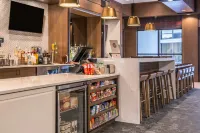 DoubleTree by Hilton Lafayette East - С баром