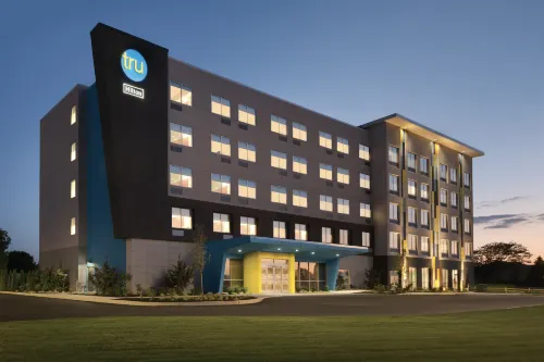 Tru by Hilton Lancaster East - parking
