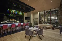 DoubleTree by Hilton Gurugram Baani Square - bar