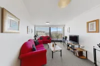 Top Floor Braddon Sunset Views to Black Mountain - Hot Tub