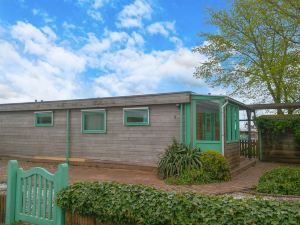 4 Pers. Holiday Home with Winter Garden in Front of the Lauwersmeer