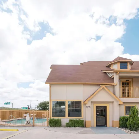 Howard Johnson by Wyndham San Marcos