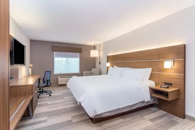 Holiday Inn Express & Suites Eau Claire North فنادق في ليك هالي