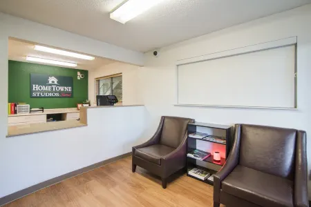 HomeTowne Studios Raleigh - Durham Отели рядом с достопримечательностью «Дарем Академи Мидл Скул»