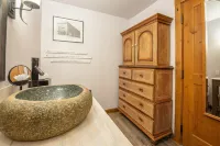 Studio Efficiency Unit with Balcony over Mountaineer Square 1 Bedroom Condo - No Cleaning Fee! Hôtels à : Crested Butte