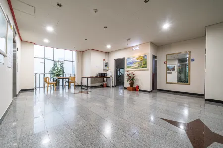 Hoengseong New World Motel Отели рядом с достопримечательностью «Hoengseong Welli Hilli Park Ski Resort»