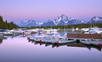 Headwaters Lodge & Cabins at Flagg Ranch