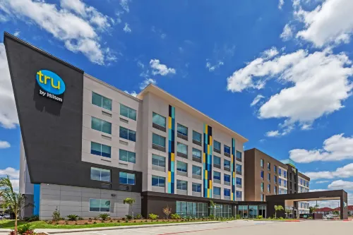 Tru by Hilton Laredo Airport - parking