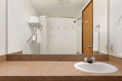 クイーンサイズベッド ルーム-モビリティアクセシブル-禁煙 スーパー 8 イエローナイフの写真