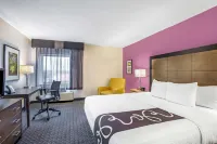 La Quinta Inn & Suites by Wyndham Hartford - Bradley Airport فنادق في Granby