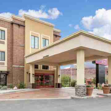 Comfort Suites Hotel Exterior