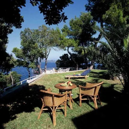Cape Kanapitsa Hotel & Suites