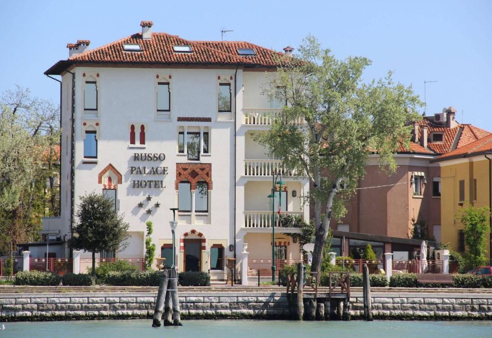 5. Hotel Ru..