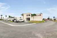 Motel 6 Carson, CA - parking