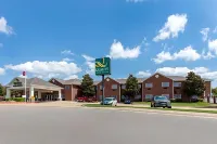 Quality Inn & Suites Mountain Home North Hotel berhampiran Twin Lakes Plaza