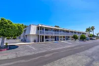 Motel 6 Claremont, CA فنادق في كليرمونت