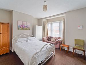 Beautiful 4 Bedroom House - Wolverhampton
