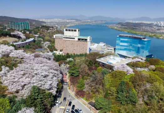 그랜드 워커힐 서울의 고급스러운 로비