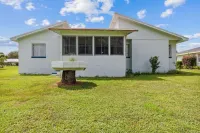 The Lake Home - Beautiful Oasis in the Heart of Florida! 2 Bedroom Home by Redawning