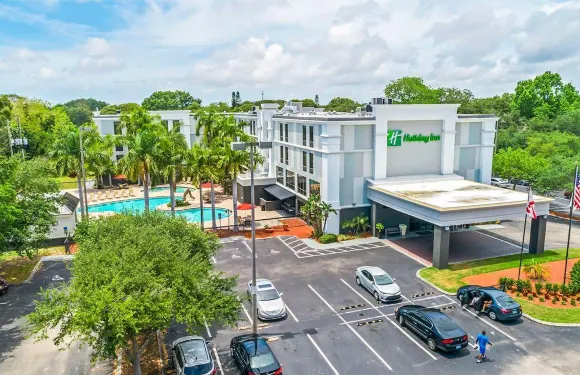 聖彼得堡西假日酒店