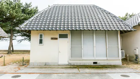 泊まれる、海の公園”つつじ荘”-Naoshima Seaside Park Stay "Tsutsujiso"-