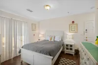 Tavern on the Bay Hotel - Frank Sinatra Suite