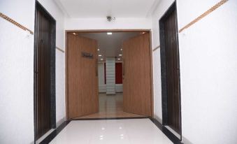 Royal Clarks Inn - Housity