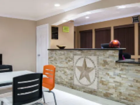 Super 8 by Wyndham Sherman Hotels in Grayson County