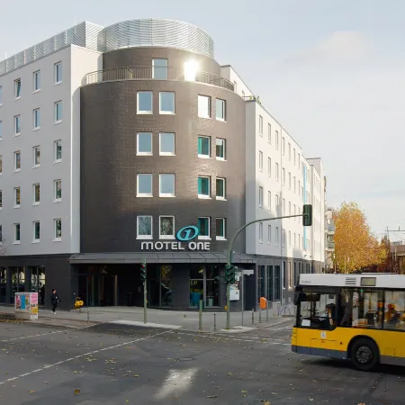 Motel One Berlin-Bellevue Отели рядом с достопримечательностью «Сад Канцлера»