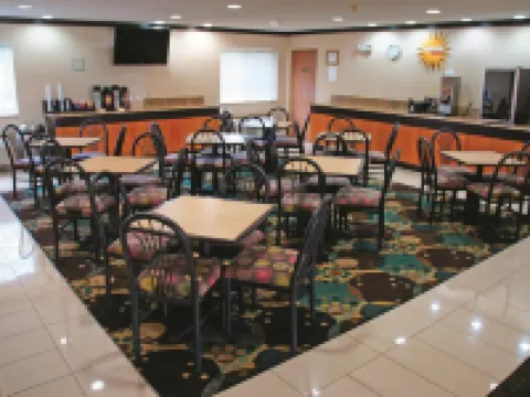 La Quinta Inn & Suites by Wyndham Peru Starved Rock St Park Hotels in Peru