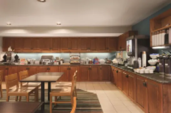 คันทรีอินน์แอนด์สวีทส์ บายเรดิสัน เบนตันวิลล์เซาท์ - โรเจอร์ส AR โรงแรมในโรเจอร์ส