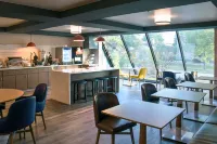 Comfort Inn & Suites NW Milwaukee - 2-Star