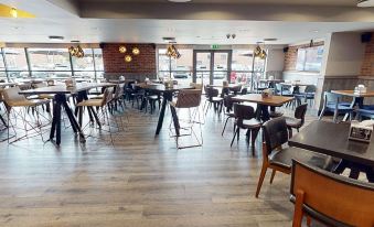Village Hotel Swansea - Housity