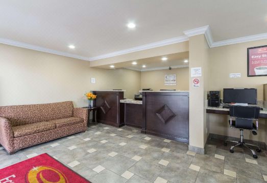 이코노 로지 인 & 스위트 에스콘디도 다운타운