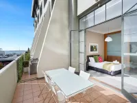 Lovely Bright Apt with Pool and Gym by Zodiak Stays Hotels near Britomart Station