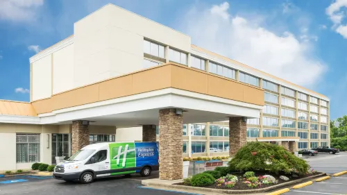 Holiday Inn Express CHARLESTON-CIVIC CENTER by IHG - parking
