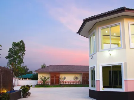 Baan Maesot Boutique Resort Отели рядом с достопримечательностью «Wat Don Kaeo»