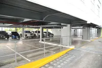 R Hotel Kingston - Bãi đậu xe