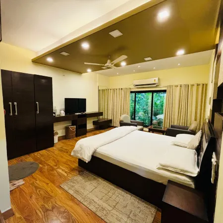 Royal Palms Luxury Service Apartment