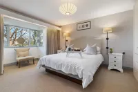 Oaktree Lodge - Luxury Cottage, Hot Tub, Sea Views