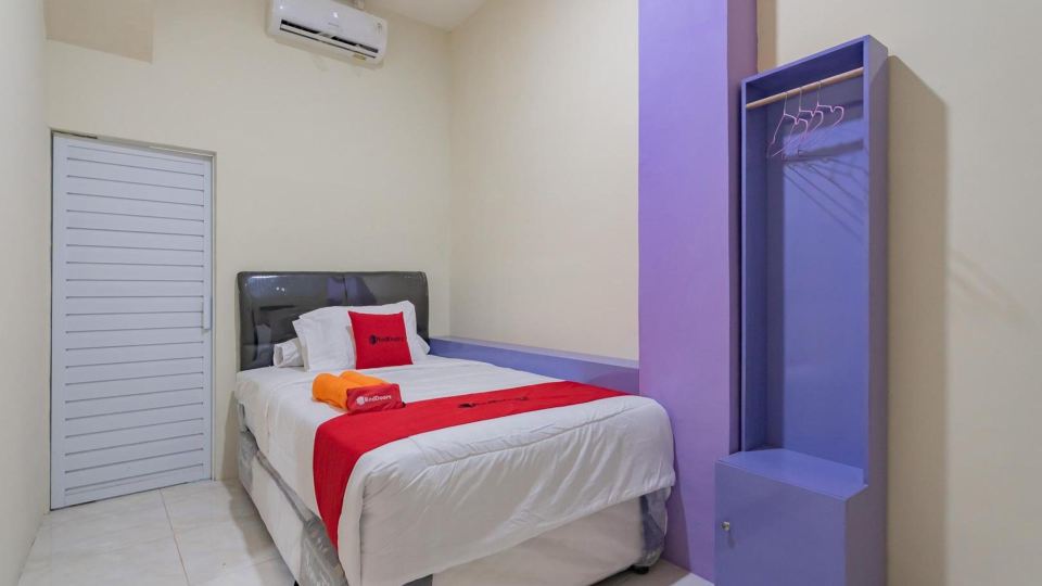 RedDoorz Near Trans Studio Bandung 3