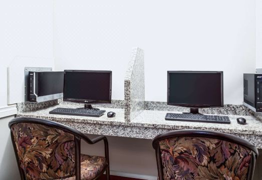 라마다 바이 윈덤 레드 디어 호텔 & 스위트